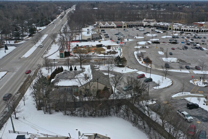 More Photos Of 2595 Waukegan Rd, Bannockburn Bank For Lease