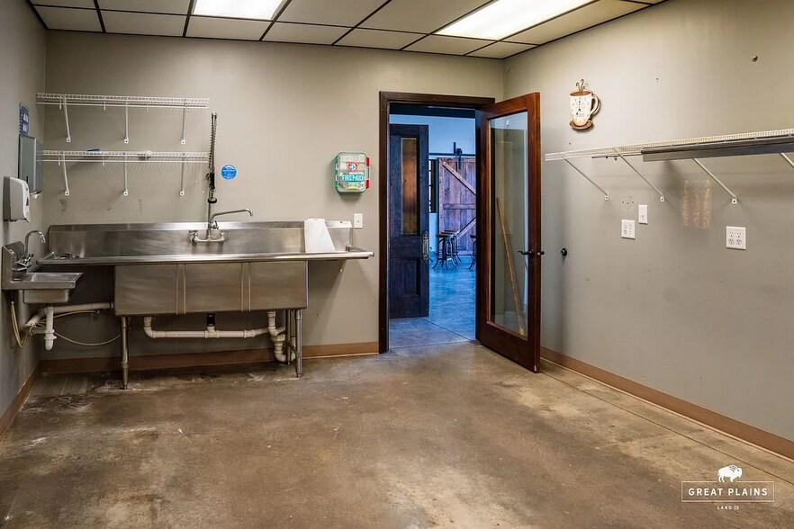 More Photos Of 204 S Broadway Ave, Hinton Storefront Retail Office For Sale