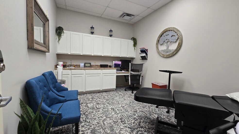 More Photos Of 117-133 W Parkwood Ave, Friendswood Storefront For Lease