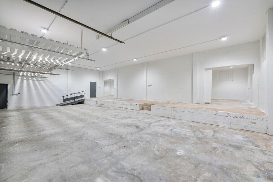 More Photos Of 530 17th St, West Palm Beach Light Distribution For Lease