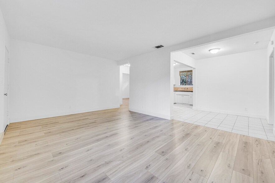 More Photos Of 17520 Kingsbury St, Granada Hills Apartments For Sale