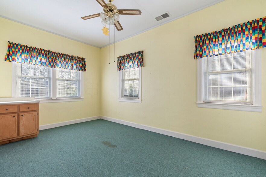 More Photos Of 171 Valley St, Centreville Flex For Sale