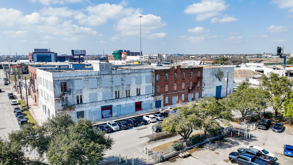 More Photos Of 707-717 Walnut St, Houston Warehouse For Lease
