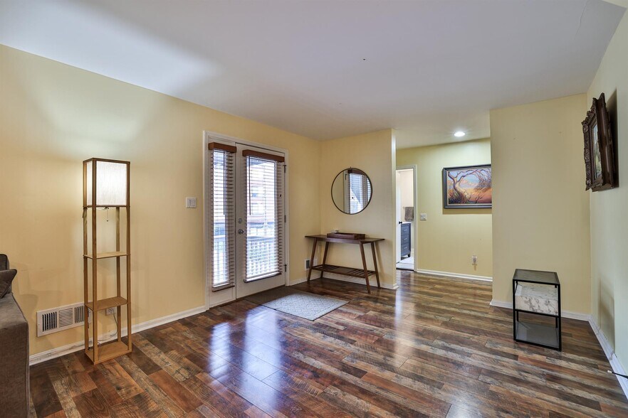 More Photos Of 2039 Madison Rd, Cincinnati Storefront Retail Office For Sale