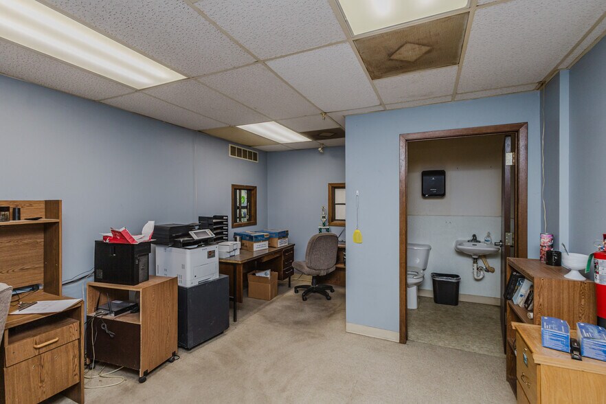 More Photos Of 2555 N Market St, Wichita Auto Repair For Sale