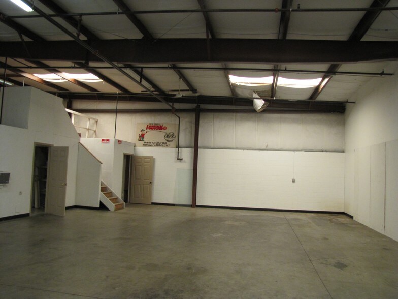 More Photos Of 640 Kane Ct, Oviedo Warehouse For Lease