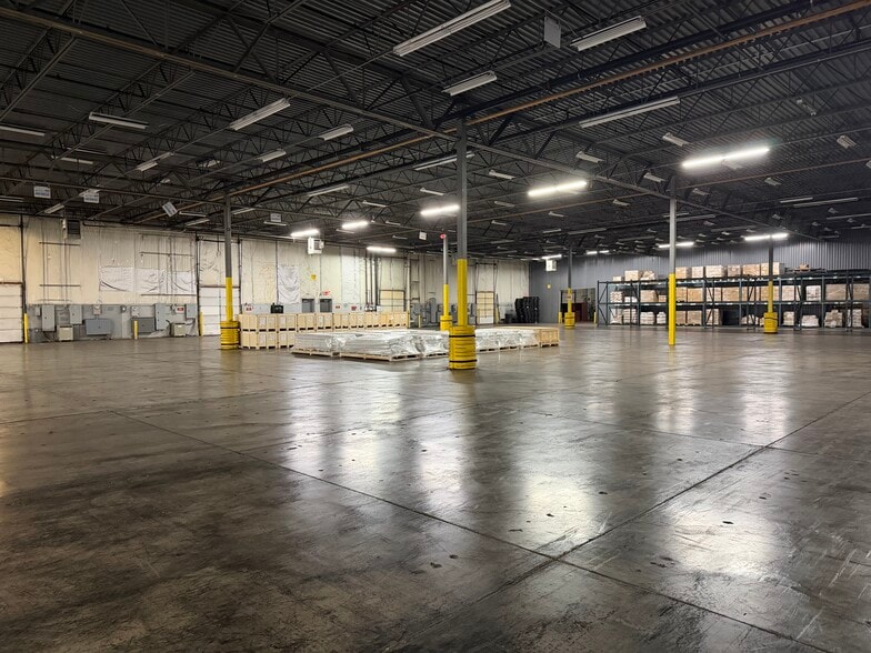 Primary Photo Of 305 S Pioneer Blvd, Springboro Warehouse For Lease