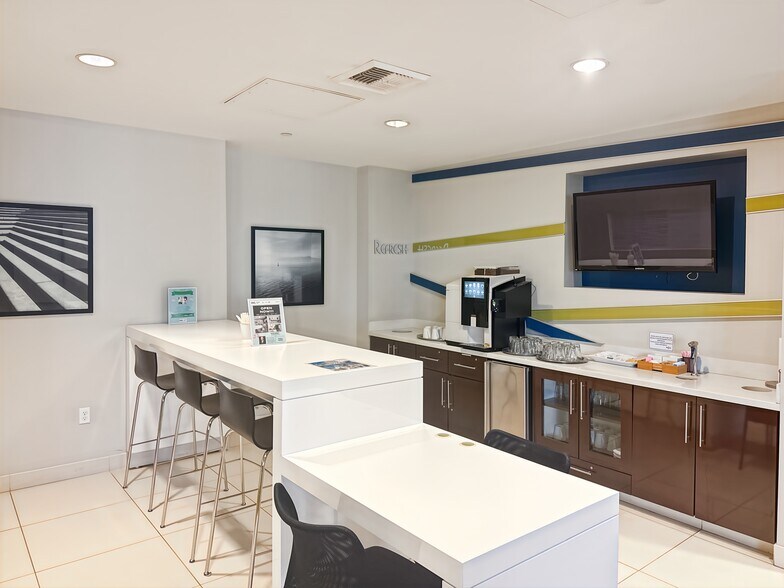 More Photos Of 1420 5th Ave, Seattle Coworking Space