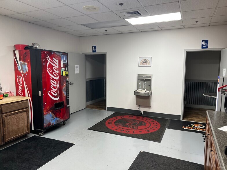 More Photos Of 6 Gateway Blvd W, Savannah Auto Dealership For Lease