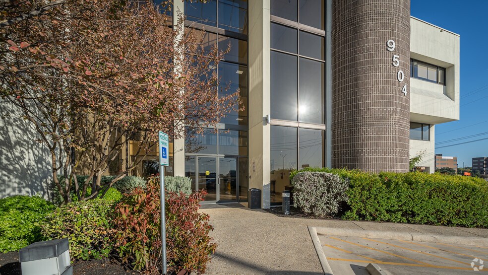 More Photos Of 9504 N IH-35, San Antonio Office For Lease