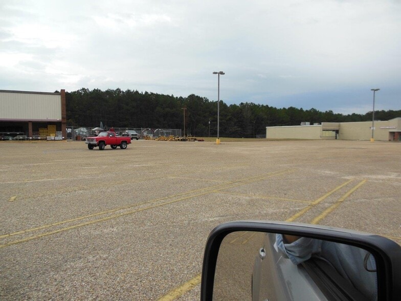 More Photos Of 1622-1699 Douglas Ave, Brewton Storefront For Lease