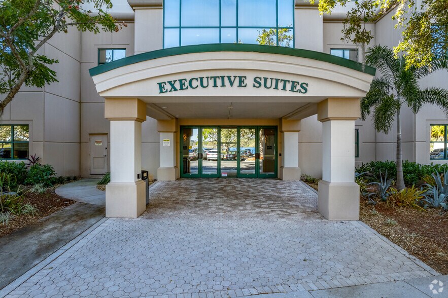 More Photos Of 6151 Lake Osprey Dr, Sarasota Office For Lease