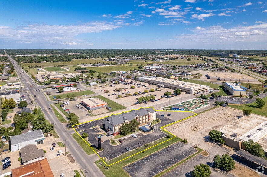 More Photos Of 1420 N Lorraine St, Hutchinson Hotel For Sale