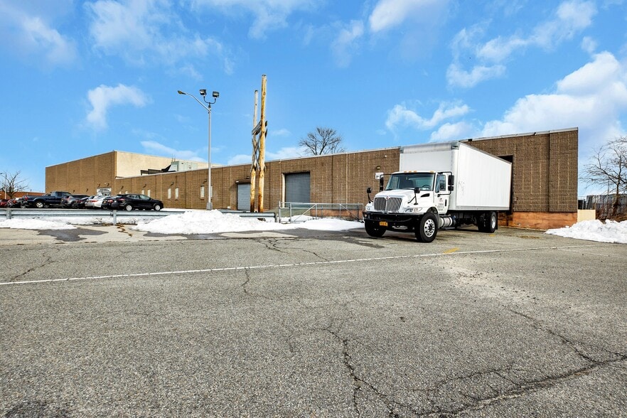 More Photos Of 210 Hanse Ave, Freeport Warehouse For Lease