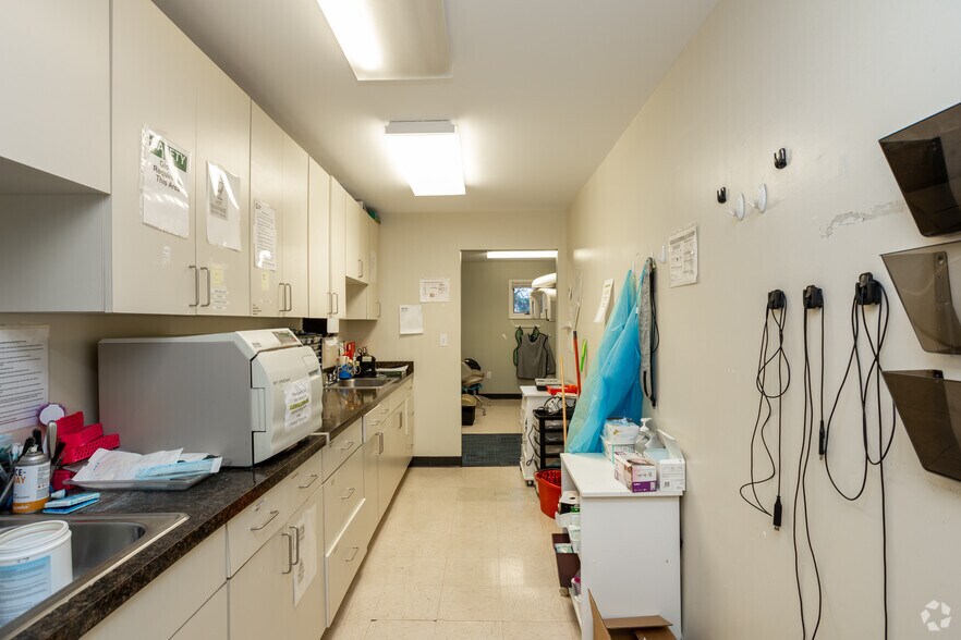 More Photos Of 169 Middle St, Bristol Medical For Sale