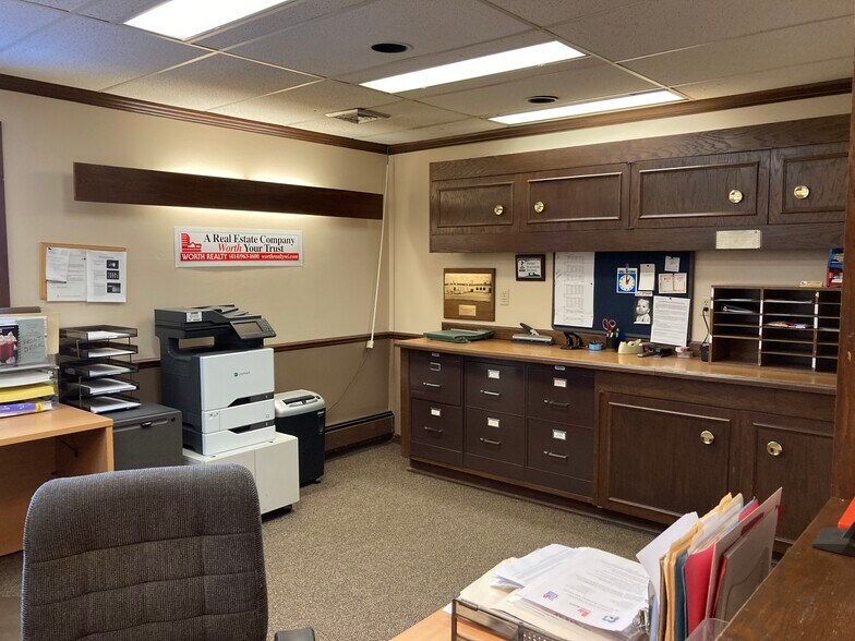 More Photos Of 5464 N Port Washington Rd, Milwaukee General Retail For Lease