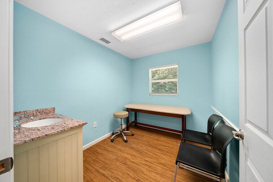 More Photos Of 1415 NW 23rd Ave, Chiefland Medical For Sale
