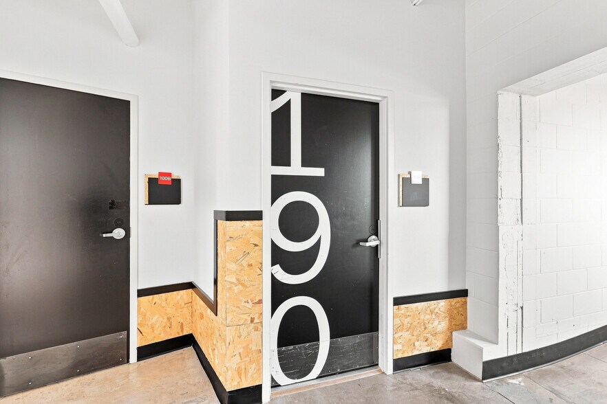 More Photos Of 2112 Broadway St NE, Minneapolis Showroom For Lease