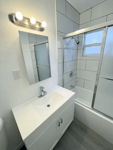 More Photos Of 1118 S Lake, Los Angeles Apartments For Sale