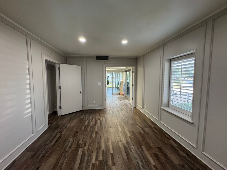 More Photos Of 300 N Washington St, Kaufman Office For Lease