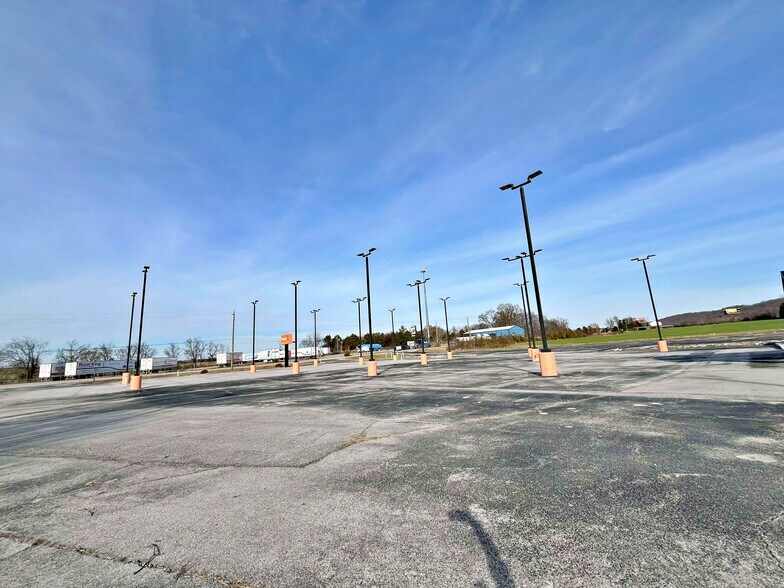 More Photos Of 1391 Murrays Chapel Rd, Sweetwater Showroom For Sale