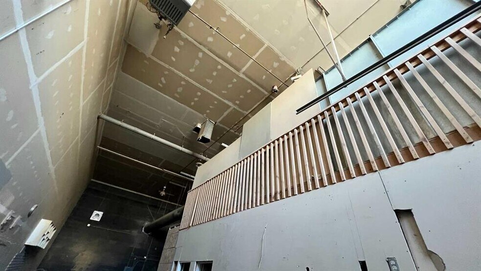 More Photos Of 5150 47th St NE, Calgary Auto Repair For Sale