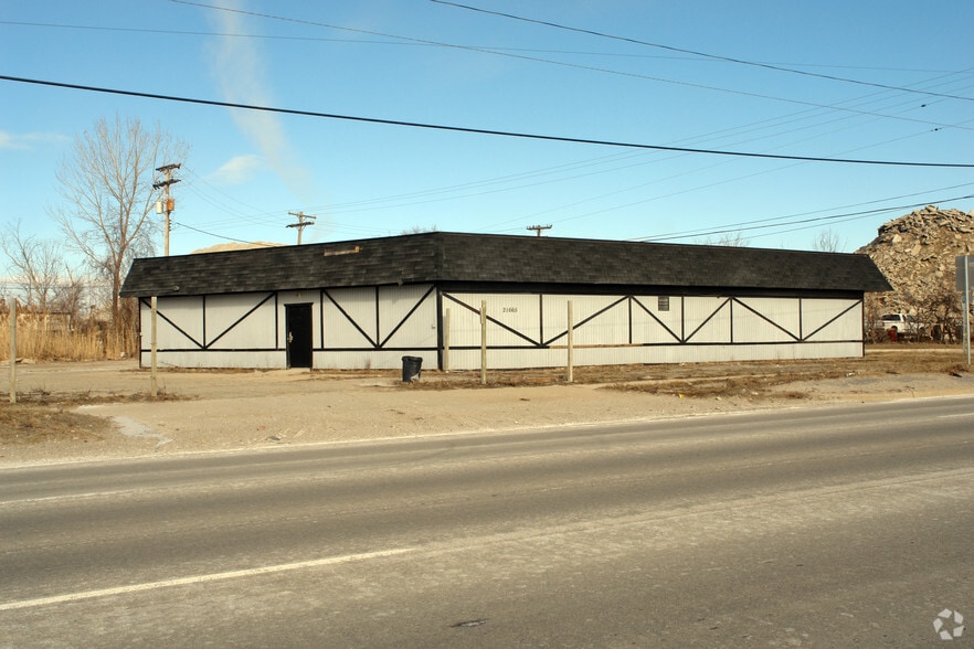Primary Photo Of 21665 Groesbeck Hwy, Warren Office For Lease