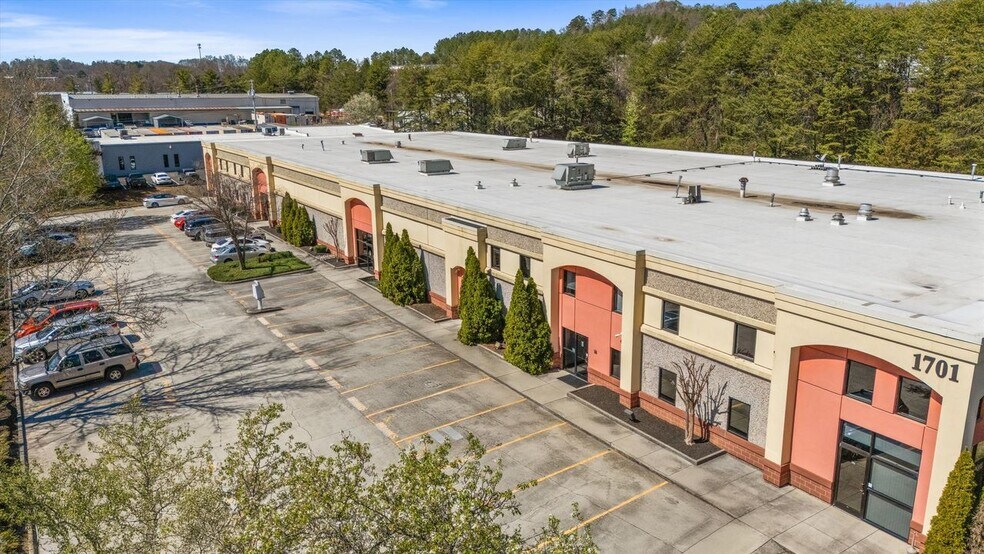 Primary Photo Of 1701 Louisville Dr, Knoxville Light Distribution For Lease