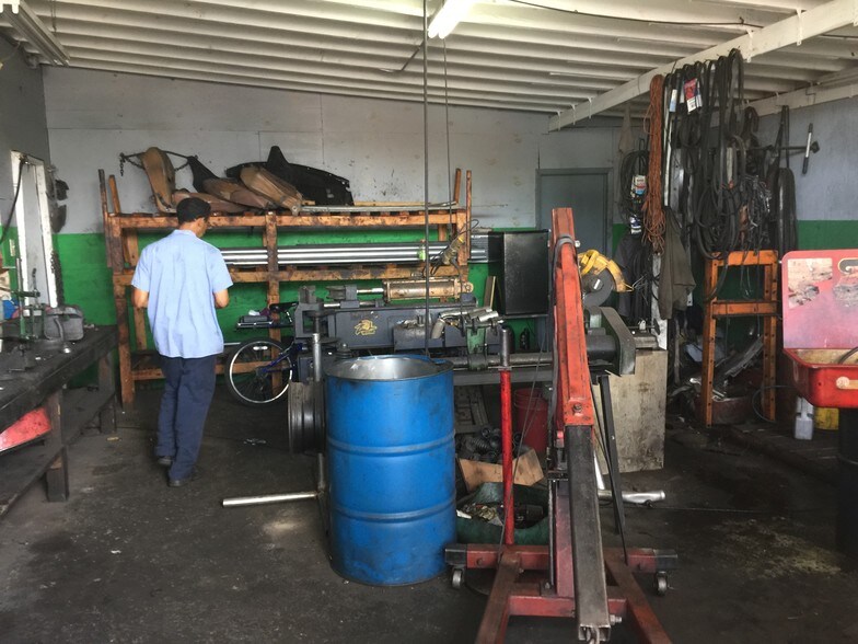 More Photos Of 3151 NW 17th Ave, Miami Auto Repair For Sale