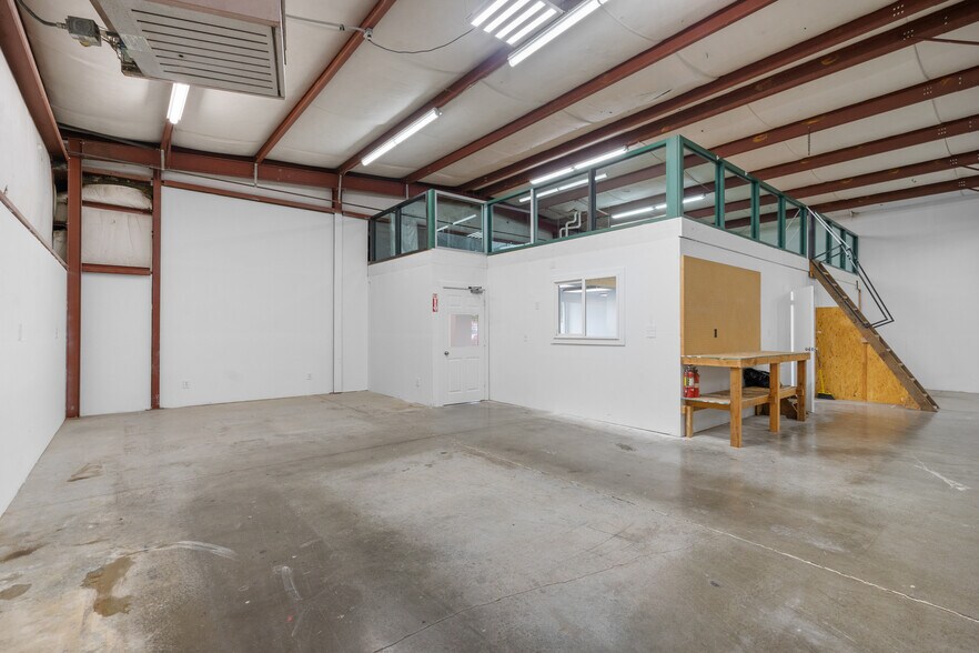 More Photos Of 999 N 1st St, Silverton Freestanding For Lease