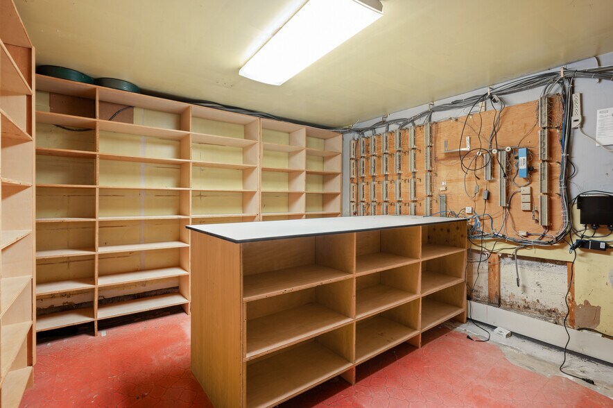 More Photos Of 207 Edgar St, Seattle Office For Sale