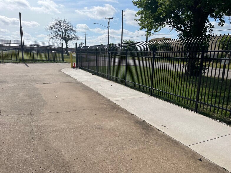 More Photos Of 223 W Danieldale Rd, Dallas Light Distribution For Sale