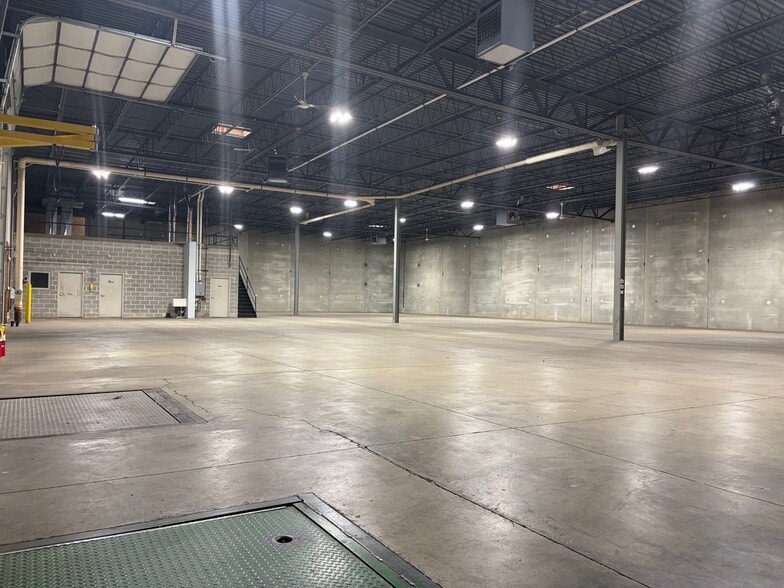 More Photos Of 1275 Kyle Ct, Wauconda Distribution For Lease