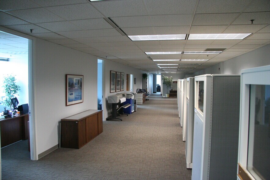 More Photos Of N28W23050 Roundy Dr, Pewaukee Office For Sale