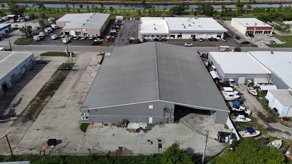 More Photos Of 313 Seaboard Ave, Venice Unknown For Lease