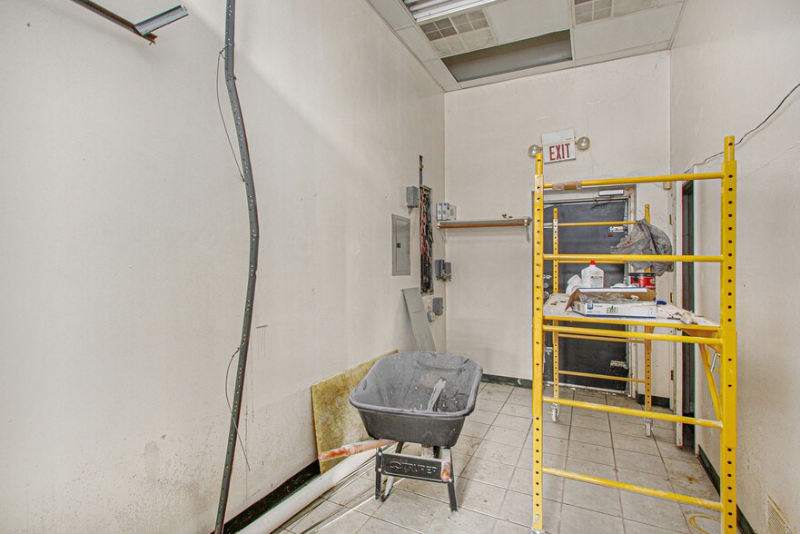 More Photos Of 5030 Coldwater Rd, Flint Freestanding For Sale