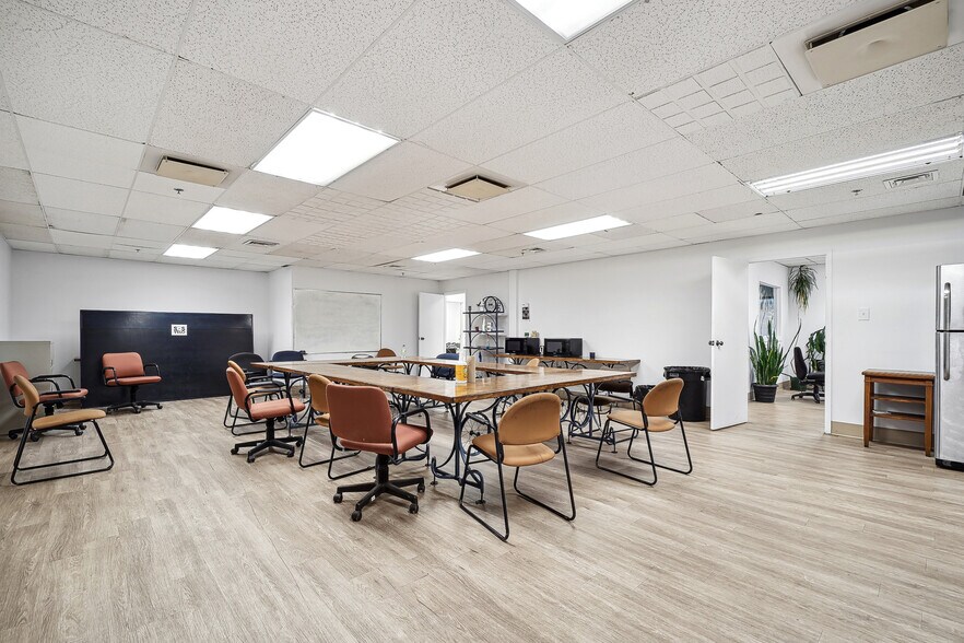 More Photos Of 3075 Rue Sainte-Catherine E, Montréal Warehouse For Lease