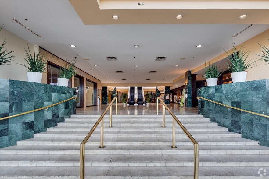 More Photos Of 1900 NW Expressway, Oklahoma City Office For Lease