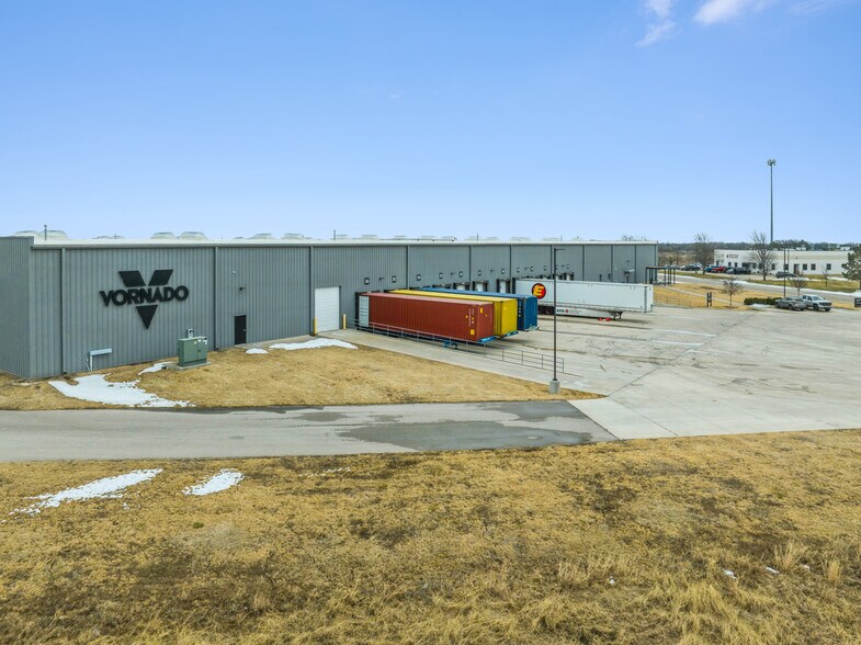 More Photos Of 415 E 13th St, Andover Manufacturing For Lease
