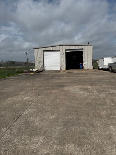 More Photos Of 3915 W Cardinal Dr, Beaumont Distribution For Lease