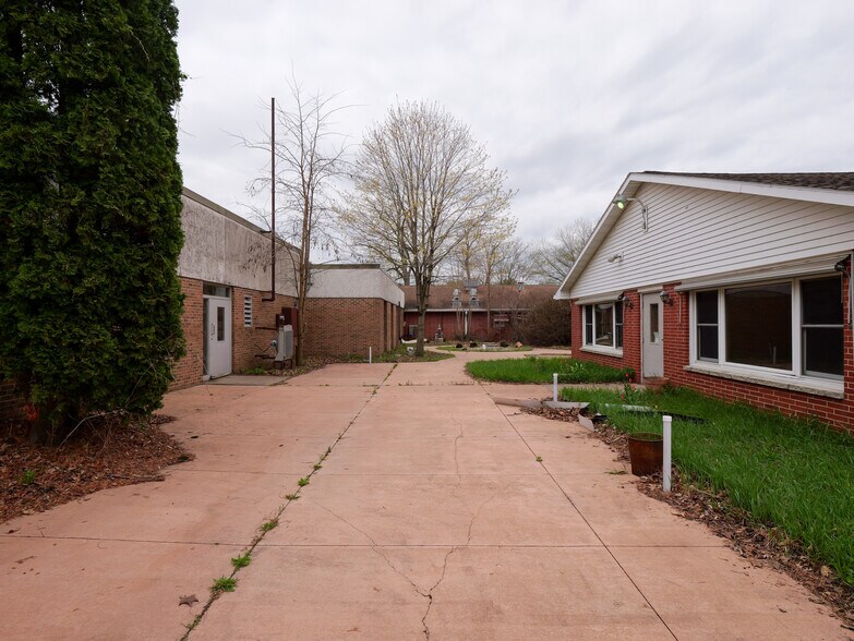 More Photos Of 165 S Chet Krause Dr, Iola Apartments For Sale