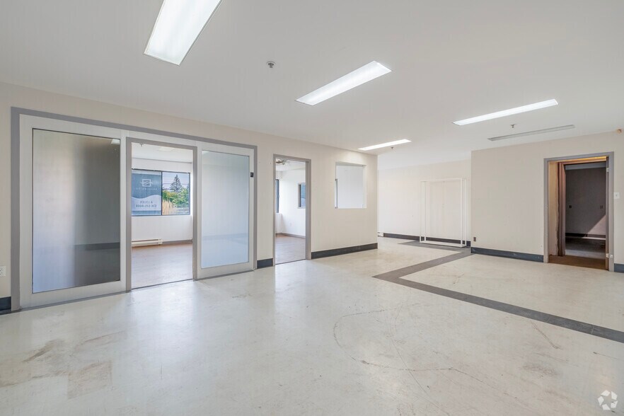 More Photos Of 4800 Boul Kimber, Longueuil Warehouse For Lease