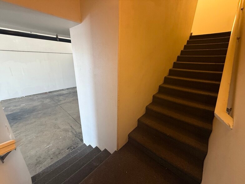 More Photos Of 2819-2827 SE 75th Ave, Hillsboro Light Distribution For Lease