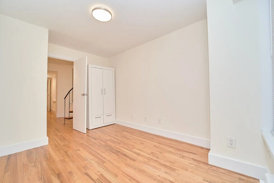 More Photos Of 239 W 20th St, New York Apartments For Sale