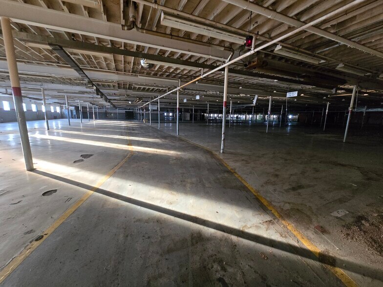 More Photos Of 401 E 5th St, Pinconning Distribution For Sale