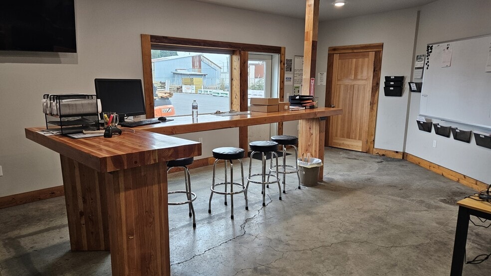 More Photos Of 642 Commerce Ave, Longview Lumberyard For Lease