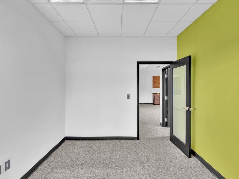 More Photos Of 2200 N University Dr, Sunrise Warehouse For Lease