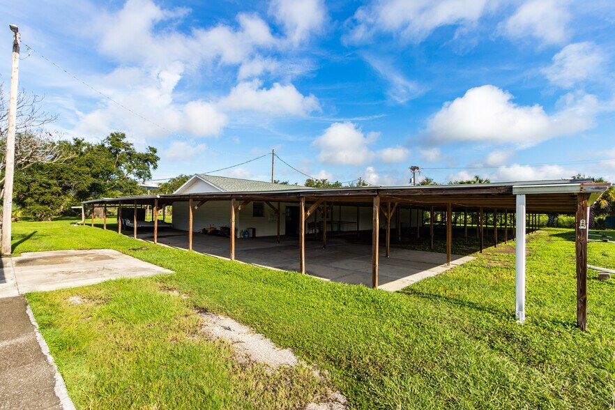 More Photos Of 6901 S 78th St, Riverview Warehouse For Lease