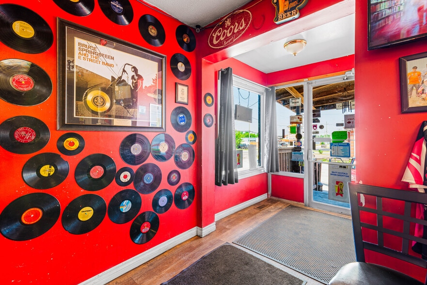 More Photos Of 7 Union St, Smiths Falls Restaurant For Sale