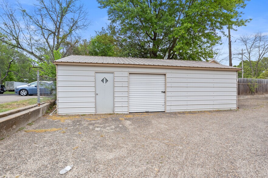 More Photos Of 1202 N Jefferson Ave, Mount Pleasant Specialty For Sale